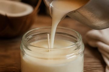 Proses menuang wax coconut-soy ke dalam wadah lilin kaca
