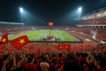 Cổ động viên ăn mừng trong sân vận động về đêm