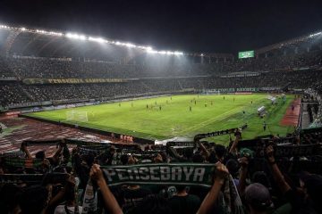 Suasana stadion BRI Super League pada malam pertandingan